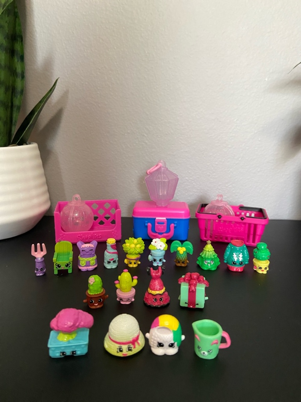 Shopkins Collectible Play Set - Garden and Christmas Theme  (18 Shopkins)